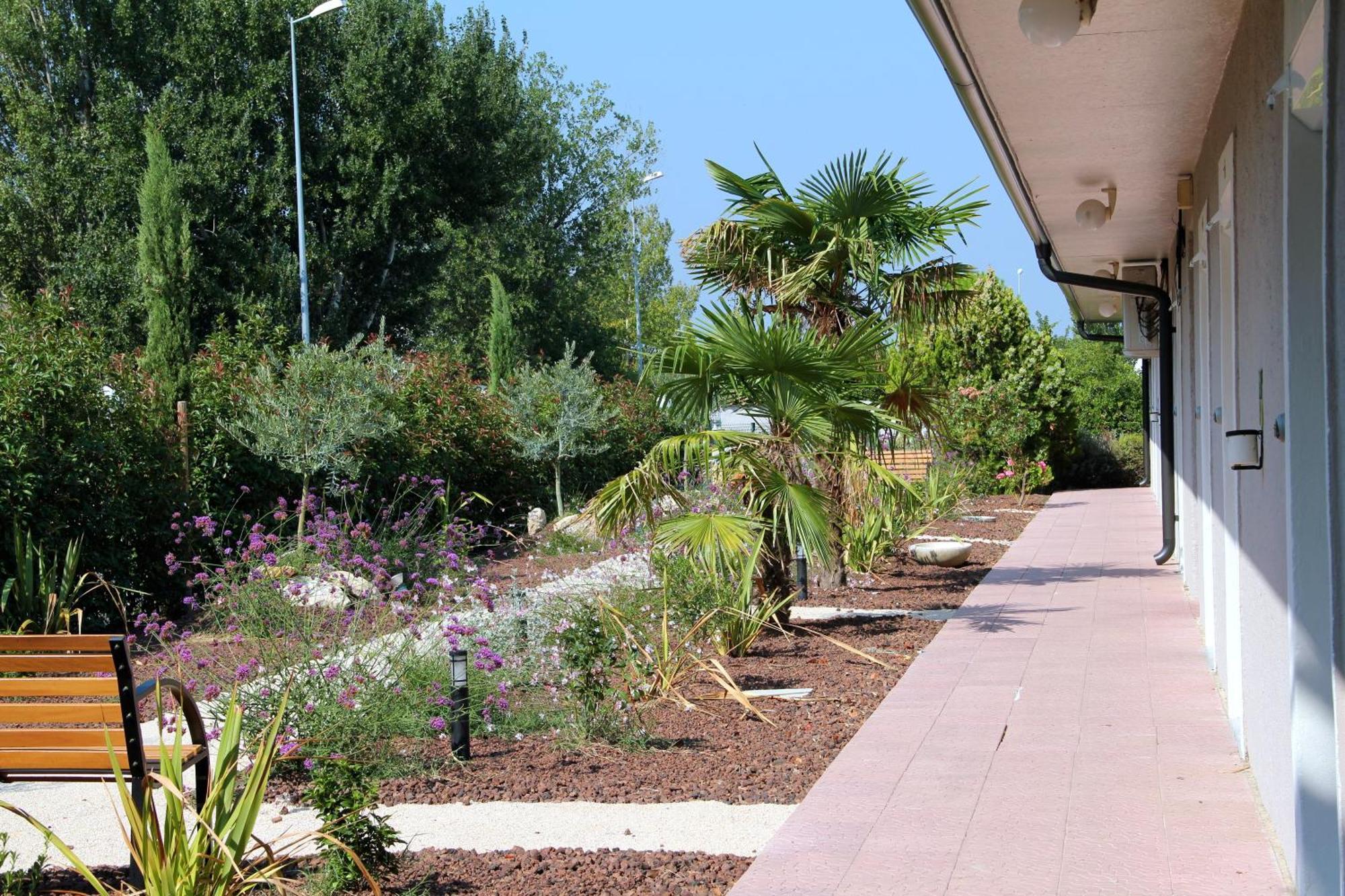 Hotel Saint Louis Le Thor Dış mekan fotoğraf